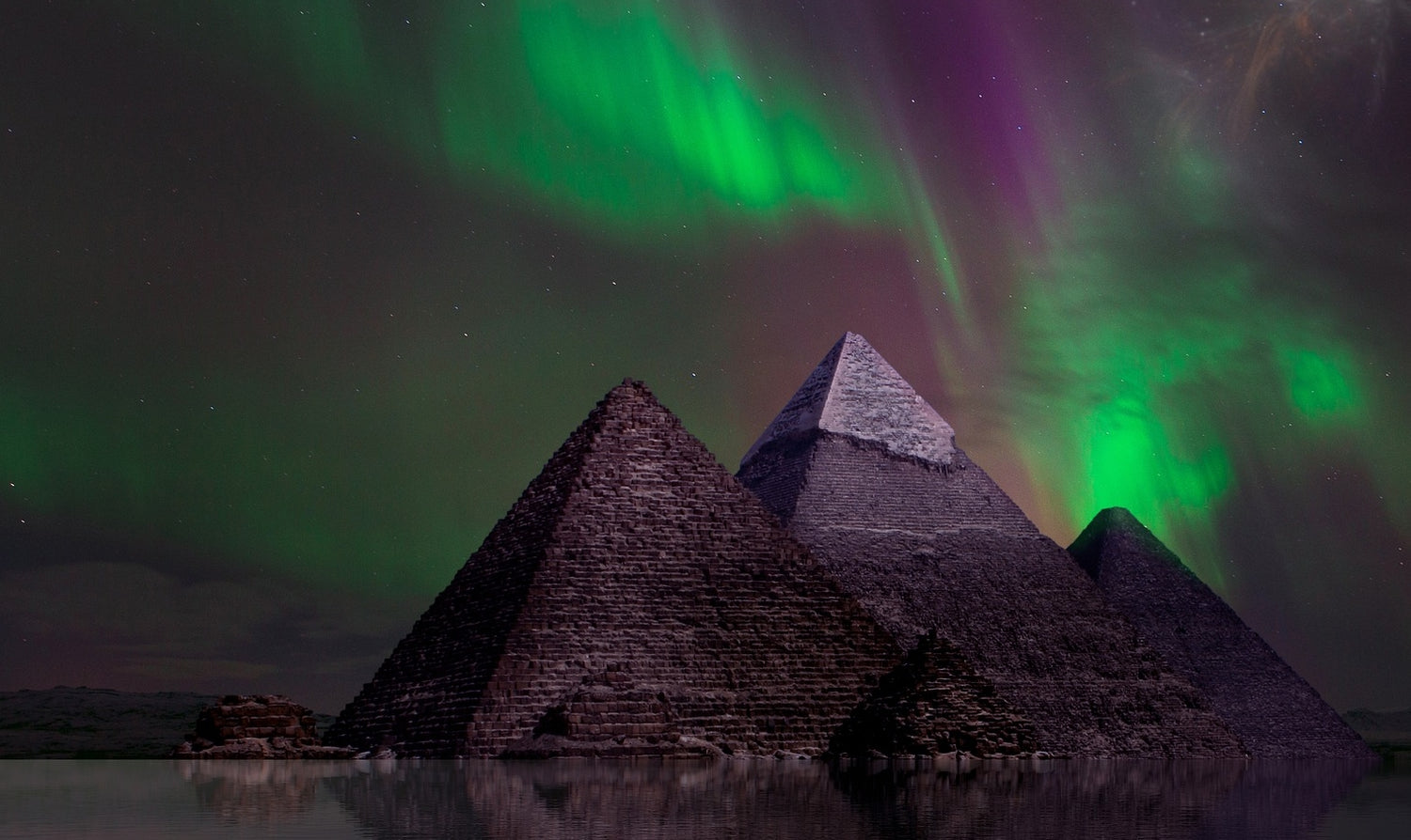 Fantasie Bild mit Pyramiden und Polarlichter