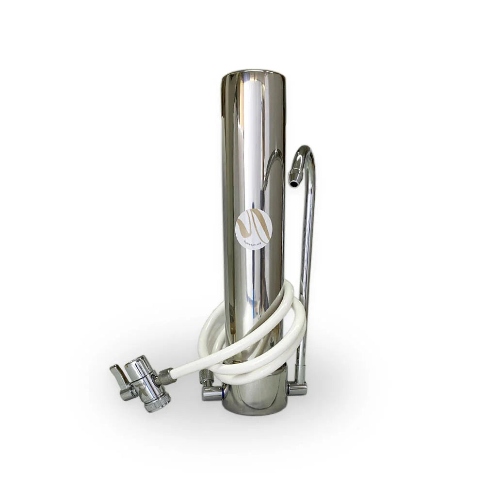 Wasserfilter – Hochwertiger Tisch-Wasserfilter aus Edelstahl zur einfachen Montage am Wasserhahn. Sorgt für sauberes, gefiltertes Trinkwasser durch effektive Reduktion von Verunreinigungen.