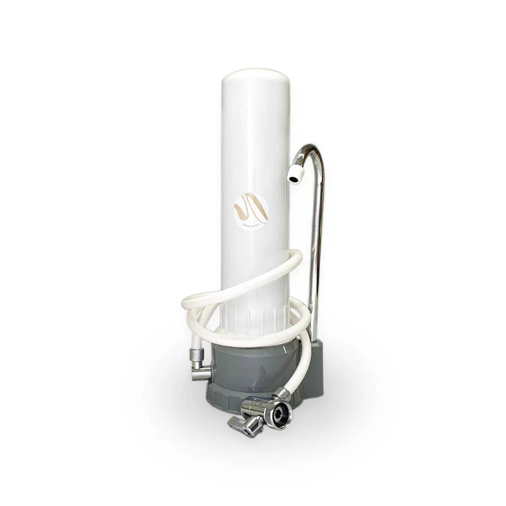 Wasserfilter – Ein kompakter und praktischer Tisch-Wasserfilter zur einfachen Installation am Wasserhahn. Er verbessert die Trinkwasserqualität, indem er Verunreinigungen reduziert und für sauberes, gefiltertes Wasser sorgt.