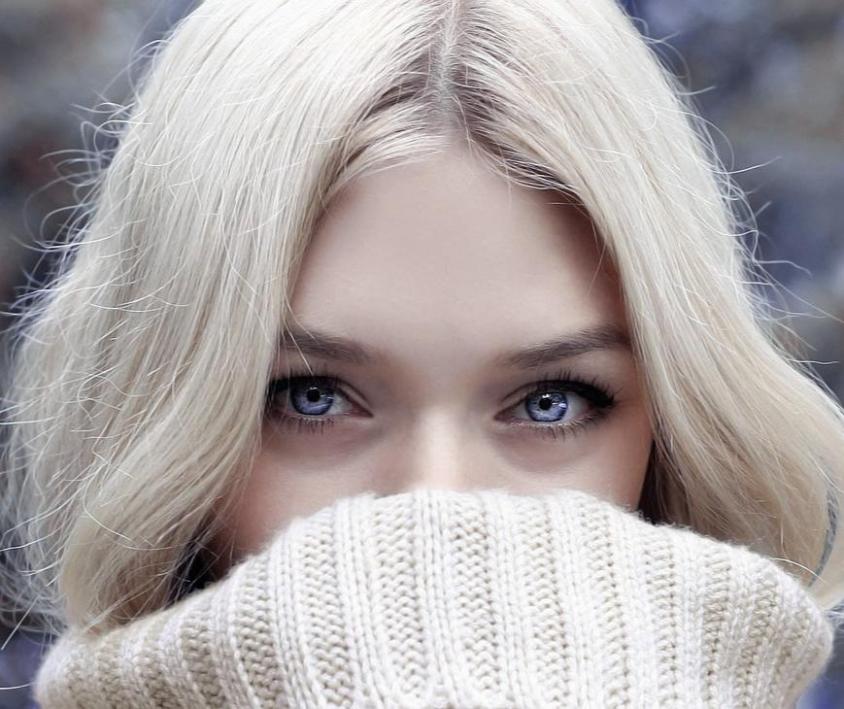 Frau mit blauen Augen schaut in die Kamera