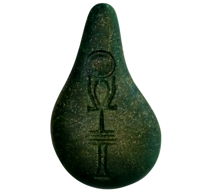 Grüner freigestellter Stein