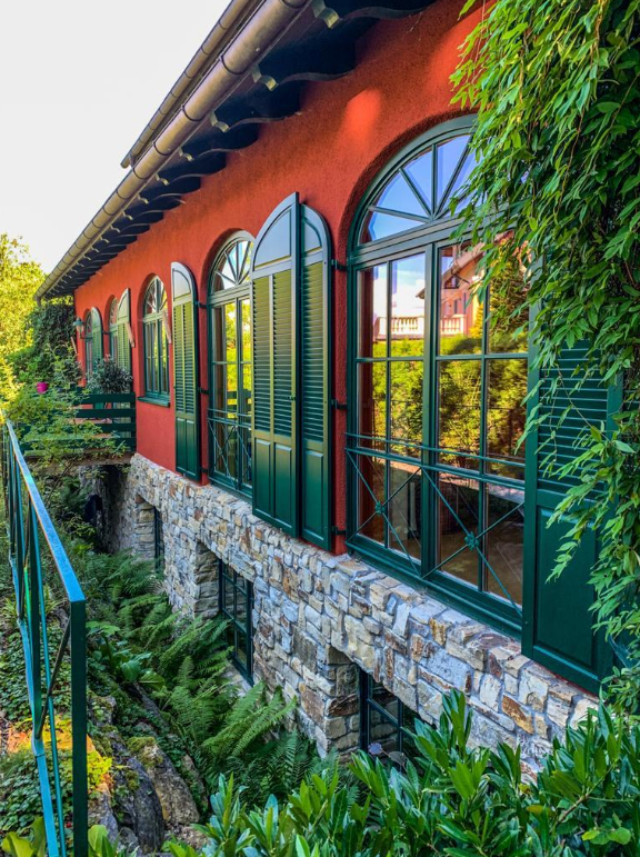 Fenster eines Hauses mit grünen Akzenten 
