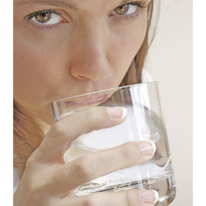 4 Tropfen Menschenwasser mit Wasser trinken