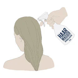 Haarwasser in einer Sprühflasche sprüht auf Haare