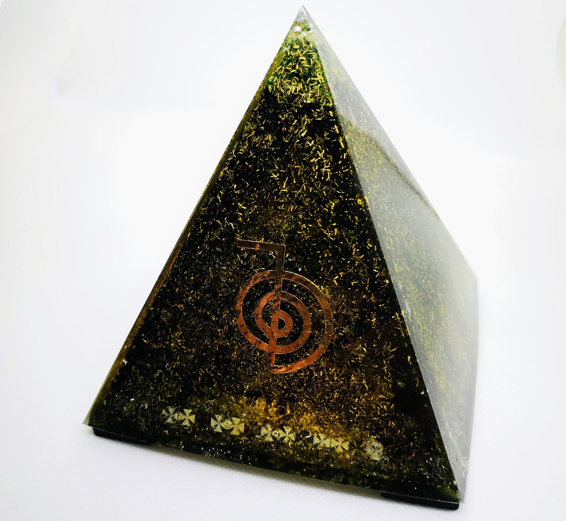 Große Pyramide (500 ml) aus reinem Orgonit mit dem Choku-Rei-Symbol auf einer ihrer Seiten und innen schwarzem Turmalin und Schungit (Fragmente und Staub)