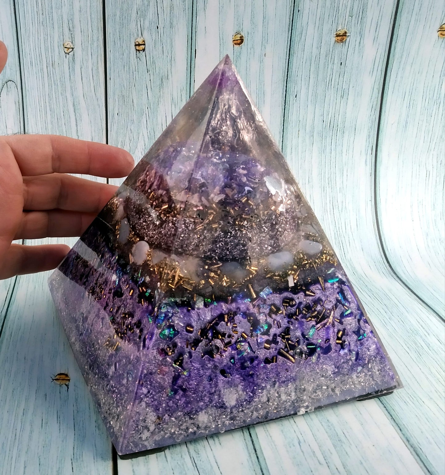Große, hohe Pyramide aus violettem Orgonit und AMETHYST
