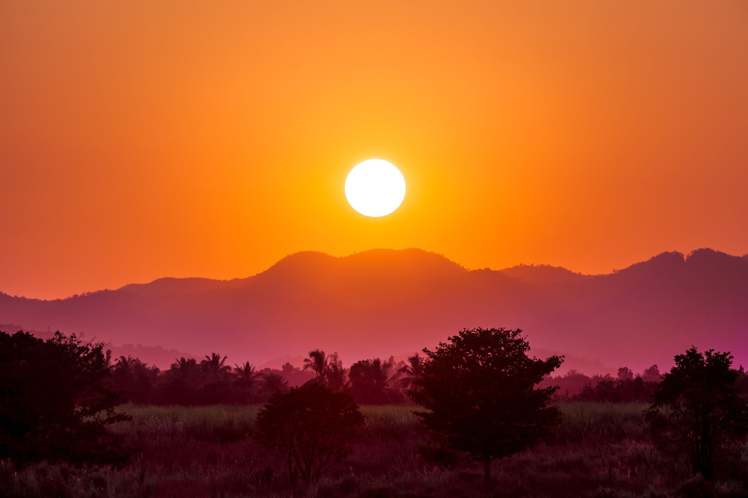 Sonnenuntergang hinter den Bergen 